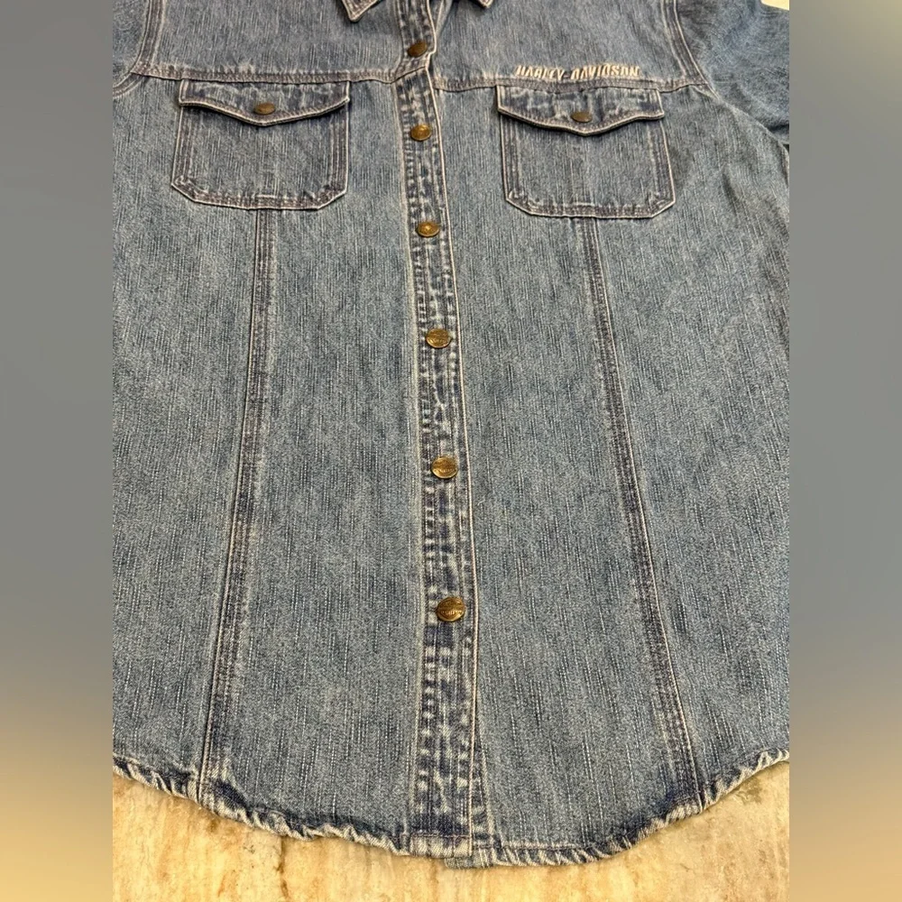 Women’s HARLEY DAVIDSON Vintage denim short sleeve button up top. Size small - Picture 6 of 7